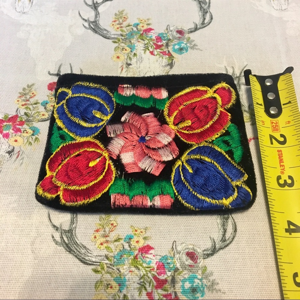 Black Velvet pouch with embroidered flowers🌺 - Picture 4 of 5